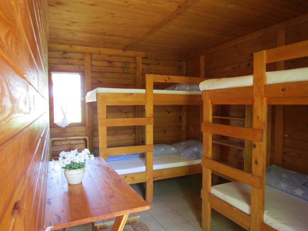 Nyirfaliget Lovaskemping Es Turistahaz Hotell Nyíregyháza Rum bild