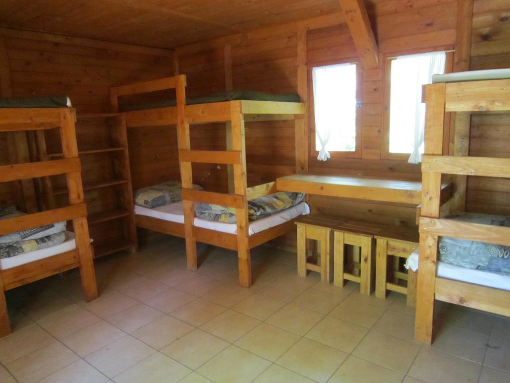 Nyirfaliget Lovaskemping Es Turistahaz Hotell Nyíregyháza Rum bild