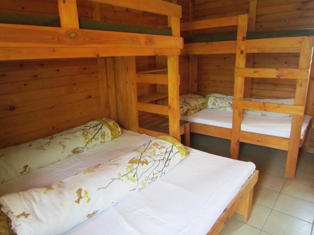Nyirfaliget Lovaskemping Es Turistahaz Hotell Nyíregyháza Rum bild